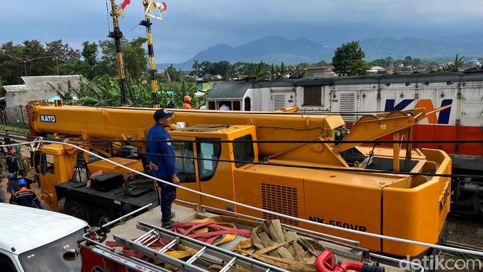 Petugas tengah mengevakuasi kereta yang terlibat tabrakan di Cicalengka, Jumat (5/1/2023)