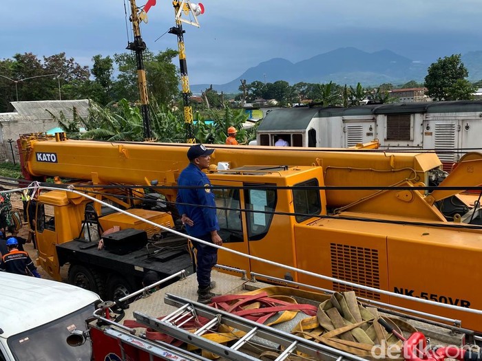 Petugas tengah mengevakuasi kereta yang terlibat tabrakan di Cicalengka, Jumat (5/1/2023)
