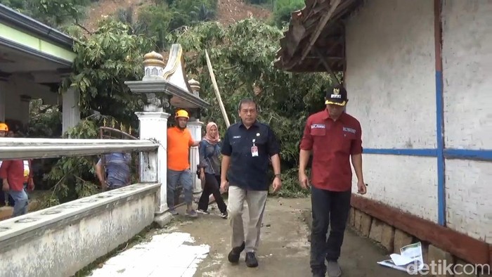 Pj Bupati Purwakarta saat meninjau lokasi longsor.