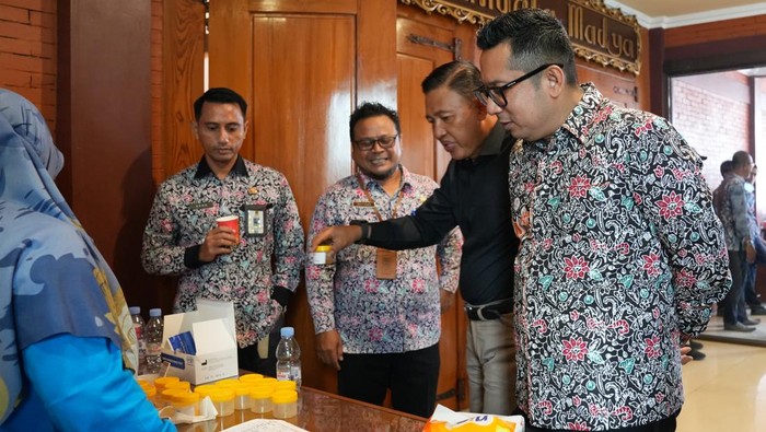 Pj Wali Kota Mojokerto Ali Kuncoro menjalani tes urine dadakan