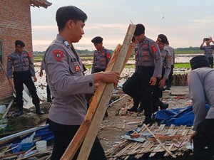 Kala Polisi Kompak Bersihkan Puing Rumah Rusak Akibat Puting Beliung