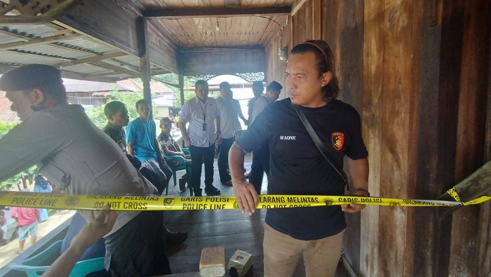 Polisi mengamankan lokasi pasutri ditemukan tewas usai dibacok anak di Musi Rawas.