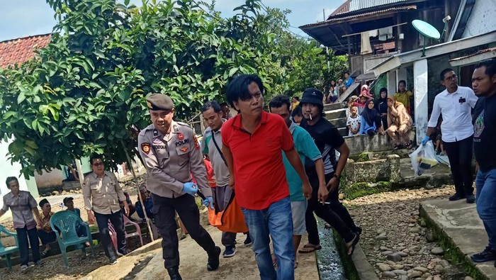 Polisi mengevakuasi mayat ayah dan ibu yang dibunuh anaknya