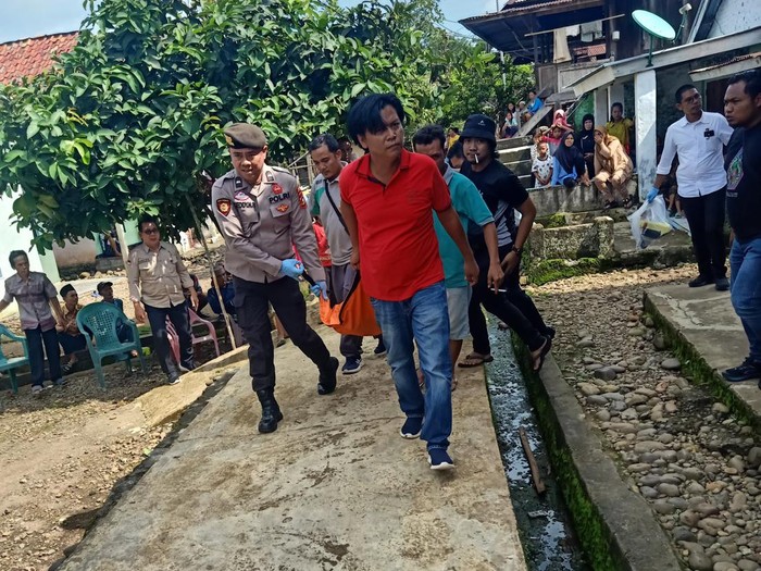 Polisi mengevakuasi mayat ayah dan ibu yang dibunuh anaknya