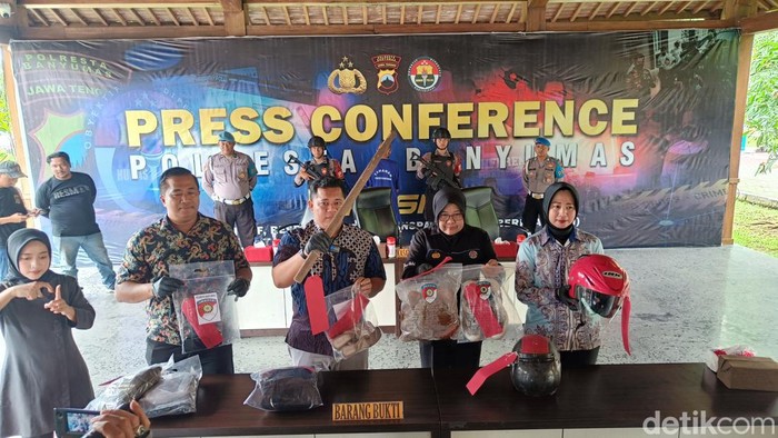 Polisi menunjukkan alat bukti pembunuhan wanita di pabrik bata banyumas, Jumat (5/12/2024).