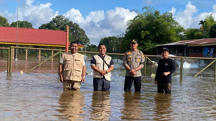 Polisi, PPK dan Panwascam saat cek lokasi TPS (Dok Polsek Langgam)