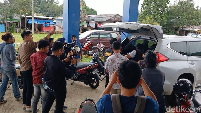 Polisi sita dokumen hingga komputer usai geledah kantor Disdikpora Mamuju, Sulbar.