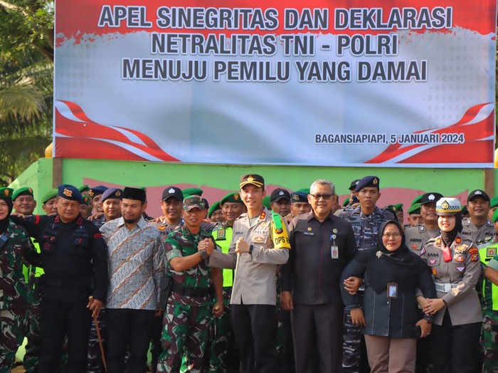 Polres Rokan Hilir dan Kodim 0321 Rohil menggelar apel sinergitas dan deklarasi netralitas TNI-Polri.