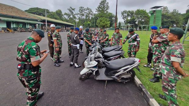Pomdam IV/Diponegoro melakukan razia knalpot brong terhadap kendaraan anggota Kodam IV/Diponegoro.