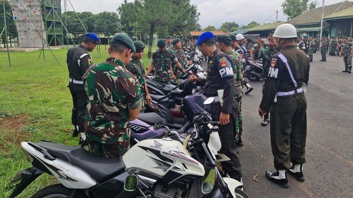 Pomdam IV/Diponegoro melakukan razia knalpot brong terhadap kendaraan anggota Kodam IV/Diponegoro.