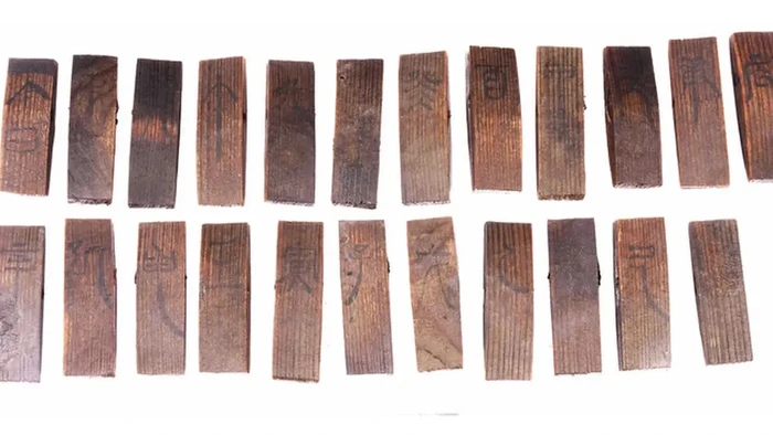 Potongan kayu yang diduga kalender dari 2.000 tahun yang lalu. Benda ini ditemukan peneliti dari Chongqing Cultural Relics and Archaeology Research Institute, China di sebuah makam kuno.