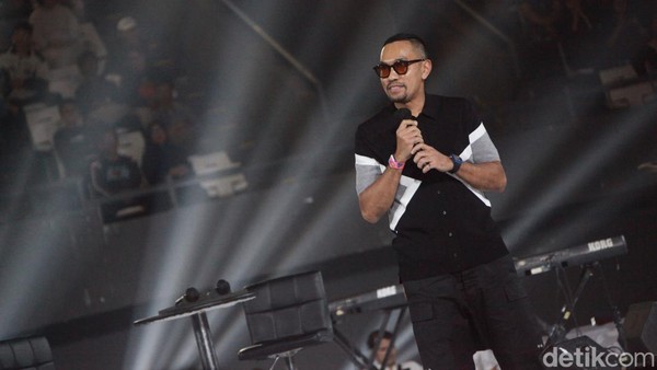Potret Ahmad Sahroni Jadi Host di Acara Resolusi Indonesia