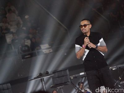Potret Ahmad Sahroni Jadi Host di Acara Resolusi Indonesia