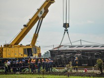 Potret Alat Berat Dikerahkan Evakuasi Kereta Kecelakaan di Cicalengka