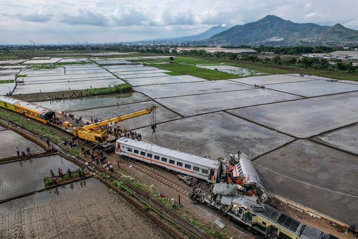 Petugas mengoperasikan alat berat untuk mengevakuasi rangkaian kereta yang mengalami kecelakaan di Cicalengka, Kabupaten Bandung, Jawa Barat, Jumat (5/1/2024). Selama proses evakuasi berlangsung, PT KAI mengalihkan jalur kereta api menuju selatan ke jalur utara . ANTARA FOTO/Raisan Al Farisi/Spt.