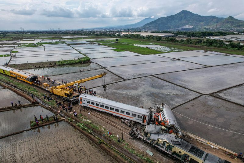 Petugas mengoperasikan alat berat untuk mengevakuasi rangkaian kereta yang mengalami kecelakaan di Cicalengka, Kabupaten Bandung, Jawa Barat, Jumat (5/1/2024). Selama proses evakuasi berlangsung, PT KAI mengalihkan jalur kereta api menuju selatan ke jalur utara . ANTARA FOTO/Raisan Al Farisi/Spt.