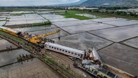 Foto udara Petugas mengoperasikan alat berat untuk mengevakuasi rangkaian kereta yang mengalami kecelakaan di Cicalengka, Kabupaten Bandung, Jawa Barat, Jumat (5/1/2024). ANTARA FOTO/Raisan Al Farisi