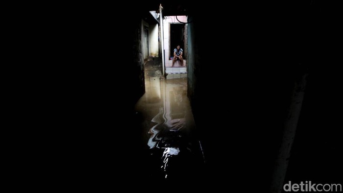 Banjir di Kebon Pala, Kampung Melayu, Jakarta Timur, mulai surut, Jumat (5/1/2024). Kawasan ini sebelumnya banjir sejak semalam.