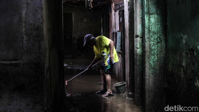 Banjir di Kebon Pala, Kampung Melayu, Jakarta Timur, mulai surut, Jumat (5/1/2024). Kawasan ini sebelumnya banjir sejak semalam.