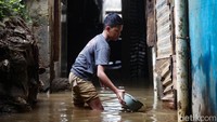 Sebagian warga tampak menguras air dari dalam rumah.  