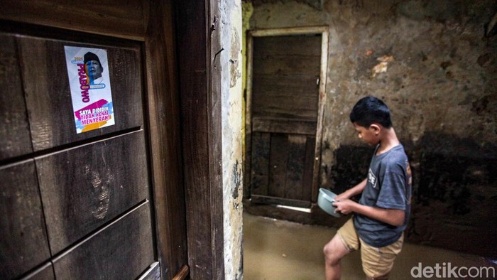 Potret Banjir Kampung Melayu Mulai Surut Siang Ini Banjir di Kebon Pala, Kampung Melayu, Jakarta Timur, mulai surut, Jumat (5/1/2024). Kawasan ini sebelumnya banjir sejak semalam.