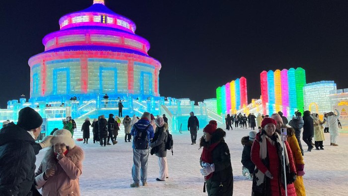 Potret Keseruan Bermain di Harbin China, Kota Es Terbesar Dunia Visitors take pictures near ice sculptures at the Harbin Ice and Snow Festival in Harbin, Heilongjiang province, China December 24, 2023. REUTERS/Liz Lee