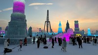 Dilansir dari Channel News Asia pada Jumat (5/1/2023), Kota Harbin, China mencatatkan 3,05 juta pengunjung ke Harbin selama tiga hari liburan Tahun Baru. Dari hasil kunjungan wisatawan, Harbin cuan mencapai 5,91 miliar yuan. REUTERS/Liz Lee