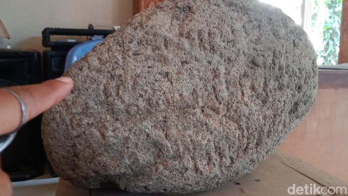 Prasasti batu oval dari Dusun Nglumbang Dungkik, Desa Soropaten, Kecamatan Karanganom, Klaten, Kamis (4/1/2023).