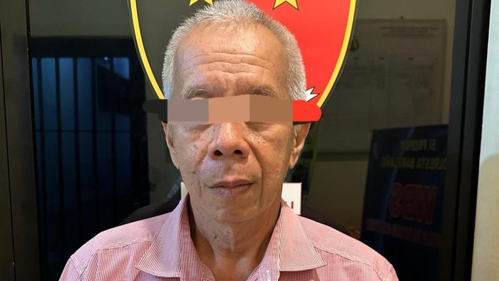 Pria berinisial RA(61) ditetapkan tersangka oleh polisi kasus PMI ilegal. (dok Polsek KKP Batam)