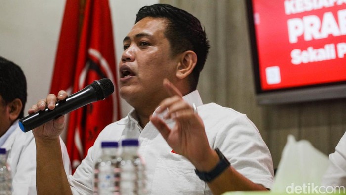 Ketua Badan Pemenangan Pemilihan Presiden (Bapilpres) DPP Pro Jokowi (Projo) Panel Barus memberikan keterangan pers di Jakarta, Jumat (5/1/2024) soal rencana pemenangan Prabowo-Gibran.