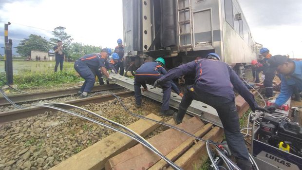 Proses evakuasi KA Turangga dan KA CL Bandung Raya masih berlangsung. (Dok: KAI)