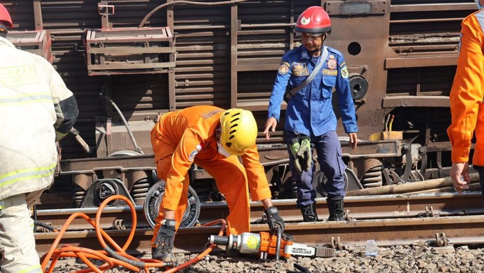 Dua kereta api tabrakan di wilayah Kecamatan Cicalengka, Kabupaten Bandung, Jawa Barat, Jumat (5/1/2024) pagi. Pantauan detikJabar, petugas Rescue Basarnas Kantor Bandung, personel Satlantas Polresta Bandung serta PMI dan petugas KAI sudah di lokasi kejadian.