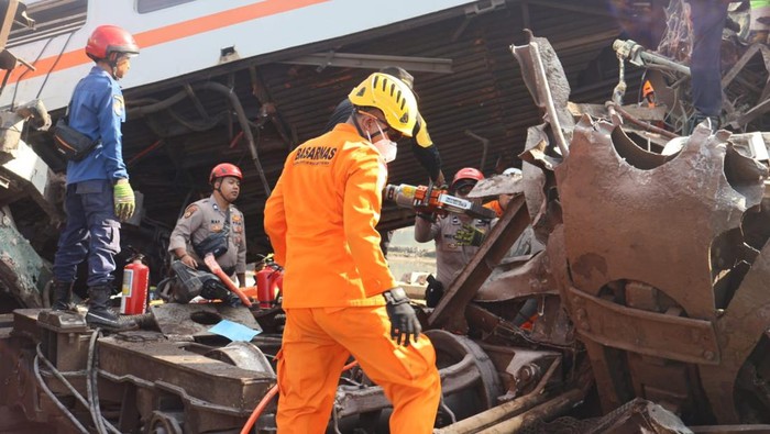 Dua kereta api tabrakan di wilayah Kecamatan Cicalengka, Kabupaten Bandung, Jawa Barat, Jumat (5/1/2024) pagi. Pantauan detikJabar, petugas Rescue Basarnas Kantor Bandung, personel Satlantas Polresta Bandung serta PMI dan petugas KAI sudah di lokasi kejadian.