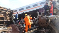 PT Kereta Api Indonesia (Persero) bersama Komite Nasional Keselamatan Transportasi (KNKT) segera menginvestigasi penyebab kecelakaan kereta api (KA) di Cicalengka, Kabupaten Bandung, Jawa Barat. (dok. Basarnas)