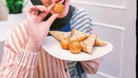 Posenya saat mencicipi camilan ini juga membuat netizen salah fokus. Ia menikmati samosa yang digoreng garing. Foto: Instagram @anneofficial1990