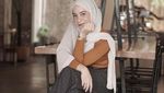 Momen Putri Anne Saat Menikmati Chicken Steak dan Kopi