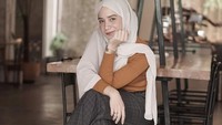 Banyak netizen yang menduga bahwa mantan istri Arya Saloka tersebut tengah memiliki hubungan spesial dengan pria tersebut. Foto: Instagram @anneofficial1990