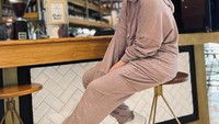 Terakhir ada posenya saat nongkrong di sebuah kafe kekinian. Ia berpose tepat di depan meja barista sambil menunggu pesanan.  Foto: Instagram @anneofficial1990
