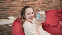 Dalam momen menikmati chicken steak tersebut ia juga ditemani dengan minuman kelapa yang disajikan langsung dengan batok kelapanya. Foto: Instagram @anneofficial1990