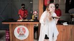 Momen Putri Anne Saat Menikmati Chicken Steak dan Kopi