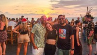 Ada juga momennya saat kulineran di restoran pinggir pantai. Ia pun berpose dengan dua temannya di tengah kerumunan pengunjung. Foto: Instagram @anneofficial1990
