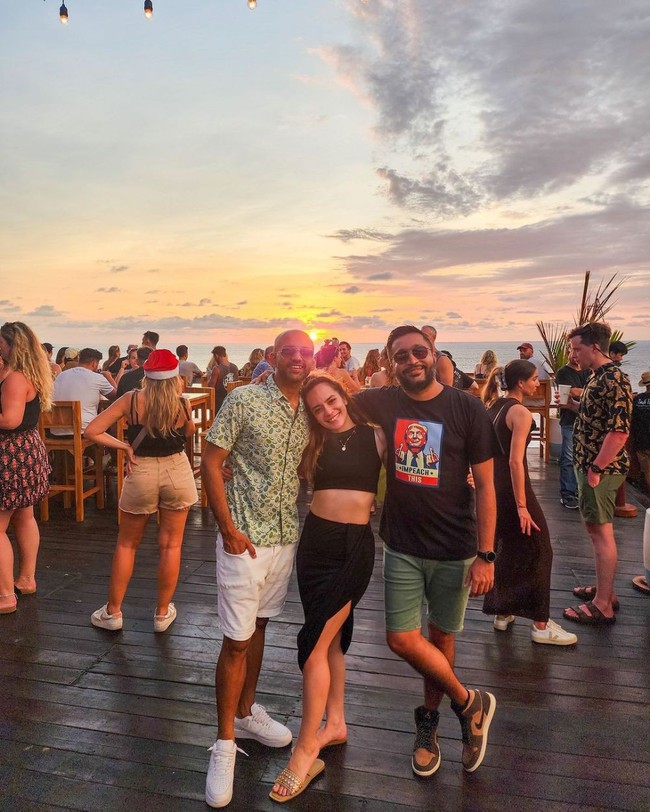 Bersama Rishi Bharwani, Raman Sharma dan Putri Anne tampak menghabiskan waktu berlibur bersama ke Pulau Dewata, Bali. Sejak video viral yang memperlihatkan Putri Anne mencium seorang pria, kedekatan Putri dan Raman pun jadi sorotan netizen. Foto: Instagram/@anneofficial1990