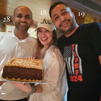 Rupanya Raman, Putri, dan Rishi memiliki bulan ulang tahun yang sama. Ketiganya berulang tahun di bulan Juni. Terlihat Putri bersama kedua kerabatnya itu pun merayakan ultah mereka bersama-sama. Foto: Instagram/@anneofficial1990