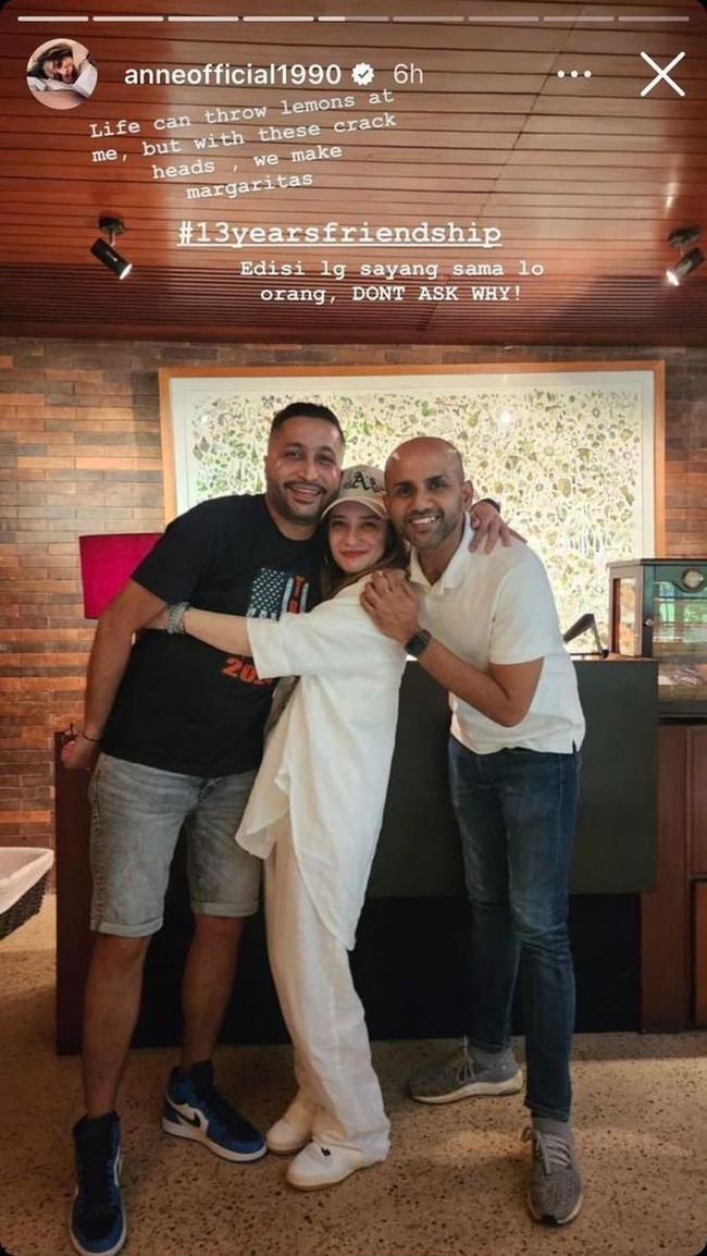 Dalam keterangan unggahannya diketahui jika Putri, Rishi, dan Raman sudah bersahabat selama 13 tahun. Tak heran ketiganya terlihat begitu dekat. Foto: Instagram/@anneofficial1990