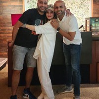 Dalam keterangan unggahannya diketahui jika Putri, Rishi, dan Raman sudah bersahabat selama 13 tahun. Tak heran ketiganya terlihat begitu dekat. Foto: Instagram/@anneofficial1990