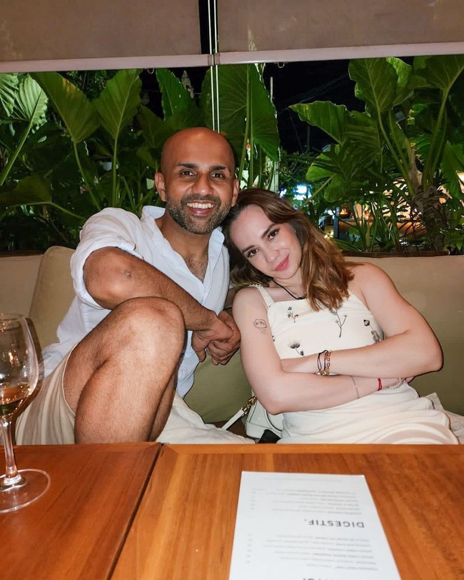 Putri Anne belakangan menjadi sorotan karena video dirinya mencium seorang pria viral di media sosial. Dalam video viral tersebut pria yang dicium Anne terlihat memiliki brewok dan berkepala plontos. Banyak yang kemudian menduga jika pria tersebut ialah Raman Sharma, pria yang belakangan memang terlihat dekat dengan Putri. Foto: Instagram/@anneofficial1990