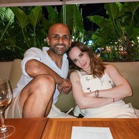 Putri Anne belakangan menjadi sorotan karena video dirinya mencium seorang pria viral di media sosial. Dalam video viral tersebut pria yang dicium Anne terlihat memiliki brewok dan berkepala plontos. Banyak yang kemudian menduga jika pria tersebut ialah Raman Sharma, pria yang belakangan memang terlihat dekat dengan Putri. Foto: Instagram/@anneofficial1990