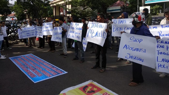 Ratusan massa mengeruduk kantor Gubernur Sumsel.