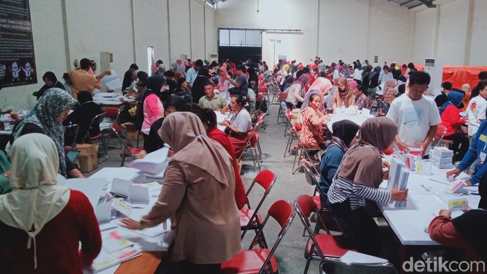 Ratusan pekerja KPU Klaten menyortir surat suara pemilu DPR RI.