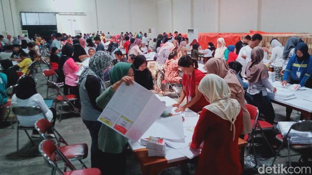 Ratusan pekerja KPU Klaten menyortir surat suara pemilu DPR RI.